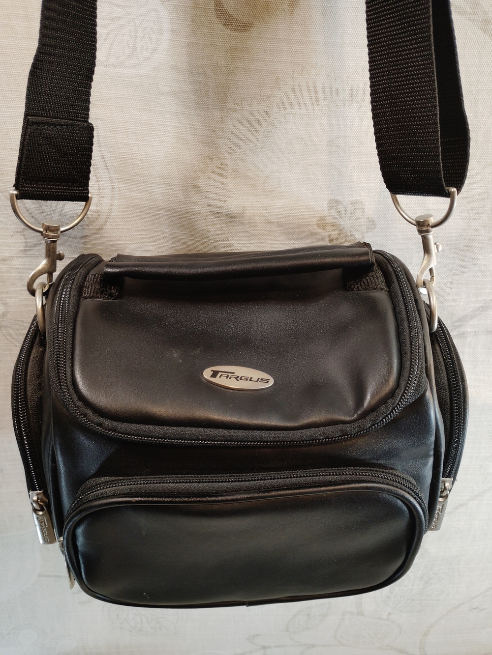 Targus Black Men's Messenger/Crossbody /Camera Bag